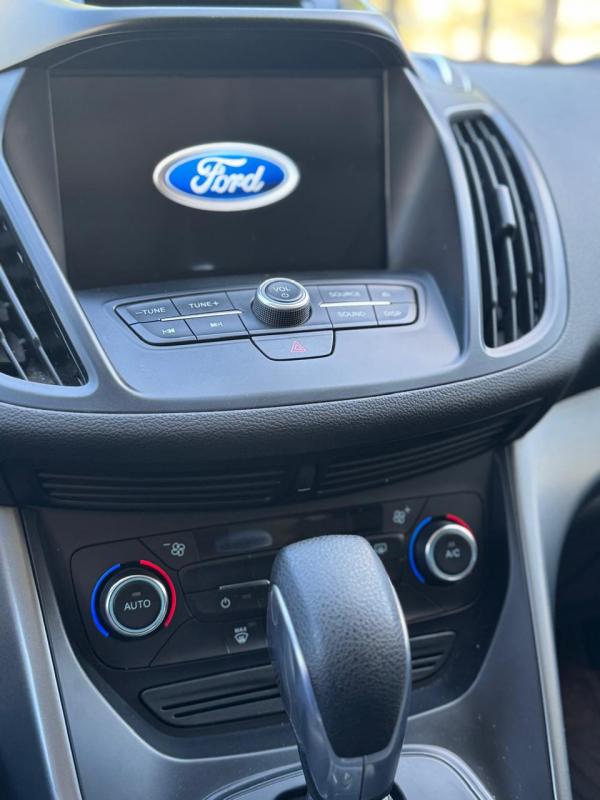 Ford Escape — foto 12 de 16