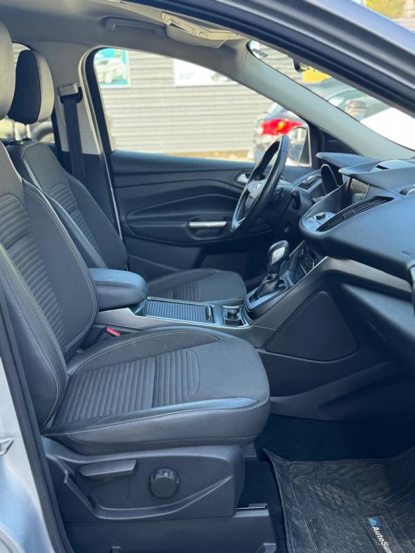 Ford Escape — foto 9 de 16