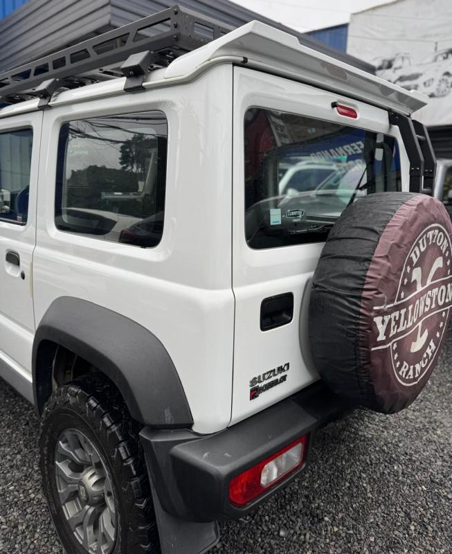 Suzuki Jimny — foto 17 de 17