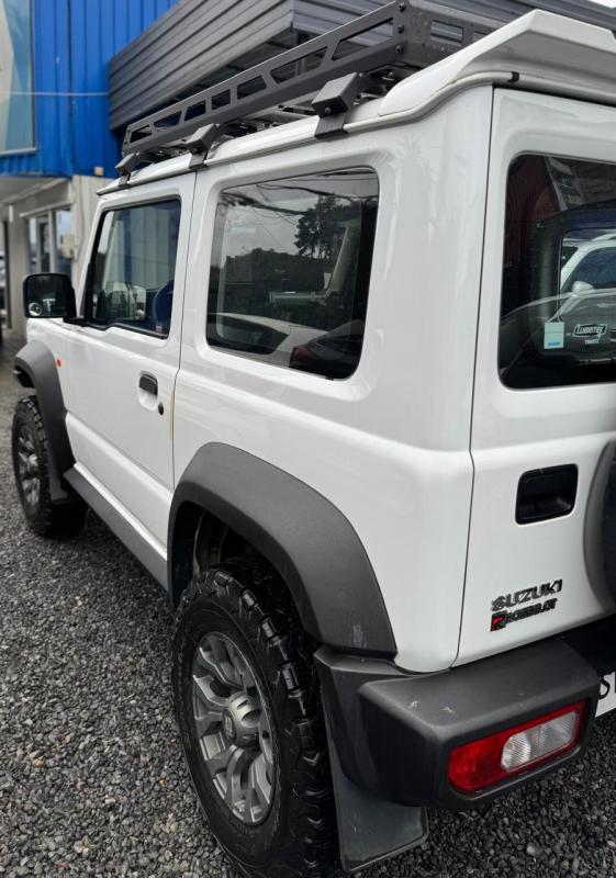 Suzuki Jimny — foto 16 de 17