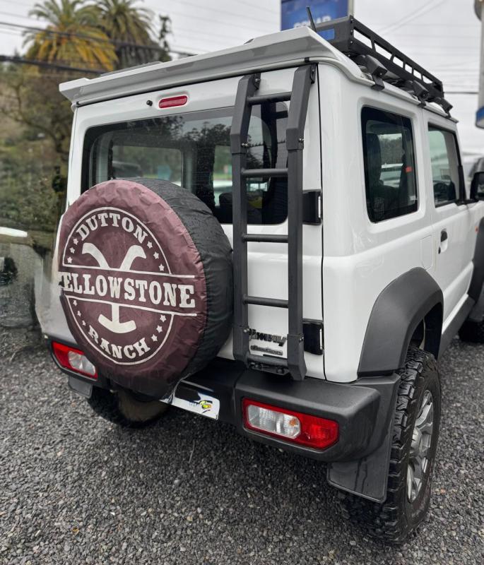 Suzuki Jimny — foto 11 de 17