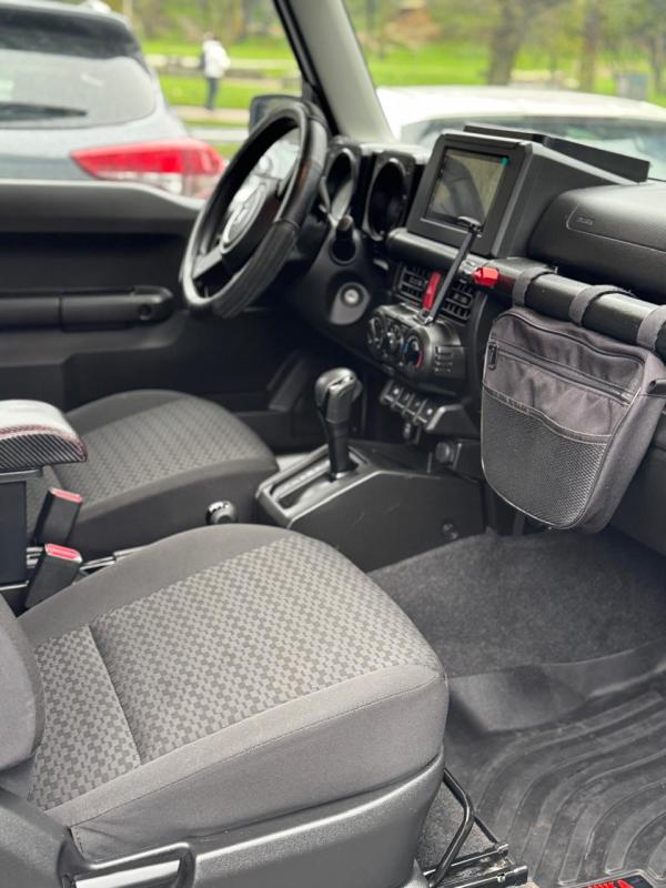 Suzuki Jimny — foto 9 de 17