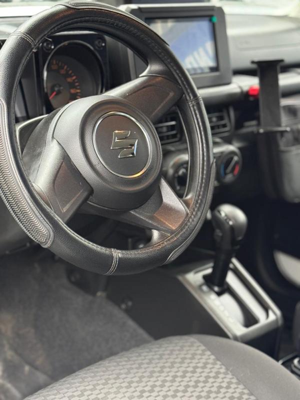 Suzuki Jimny — foto 7 de 17