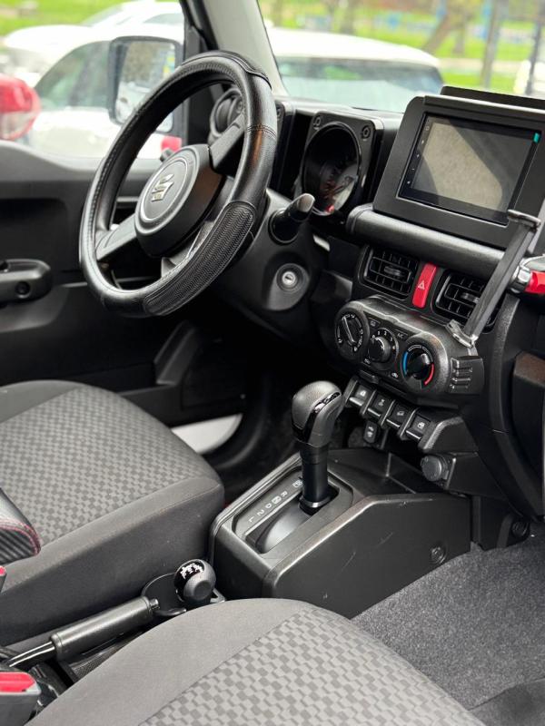 Suzuki Jimny — foto 6 de 17