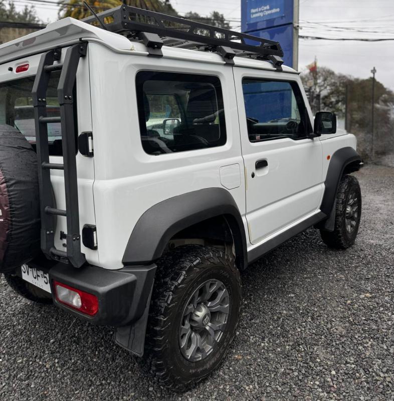 Suzuki Jimny — foto 4 de 17