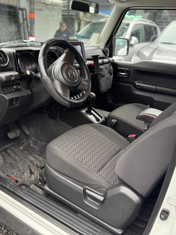 Suzuki Jimny — foto 3 de 17
